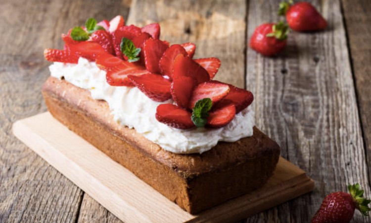 keto-strawberry-and-cream-vanilla-gateaux-cake